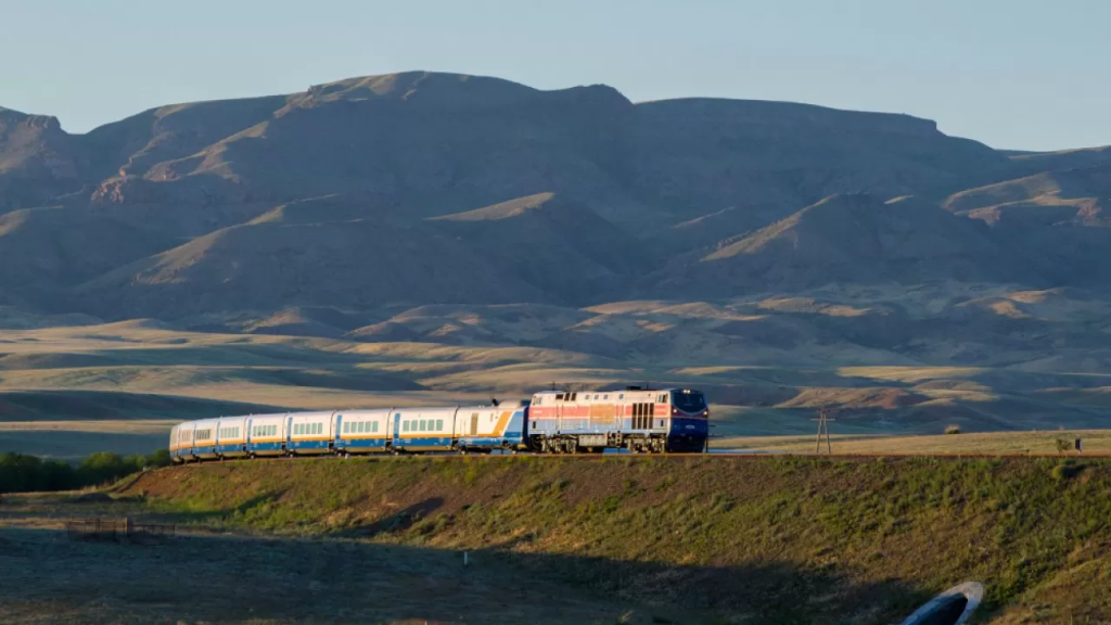 Поэтапное удорожание железнодорожных тарифов планируют в Казахстане