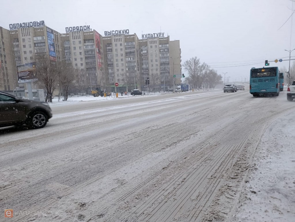 «Будто не знают, что делать со снегом»: горожане критикуют работу коммунальщиков Караганды
