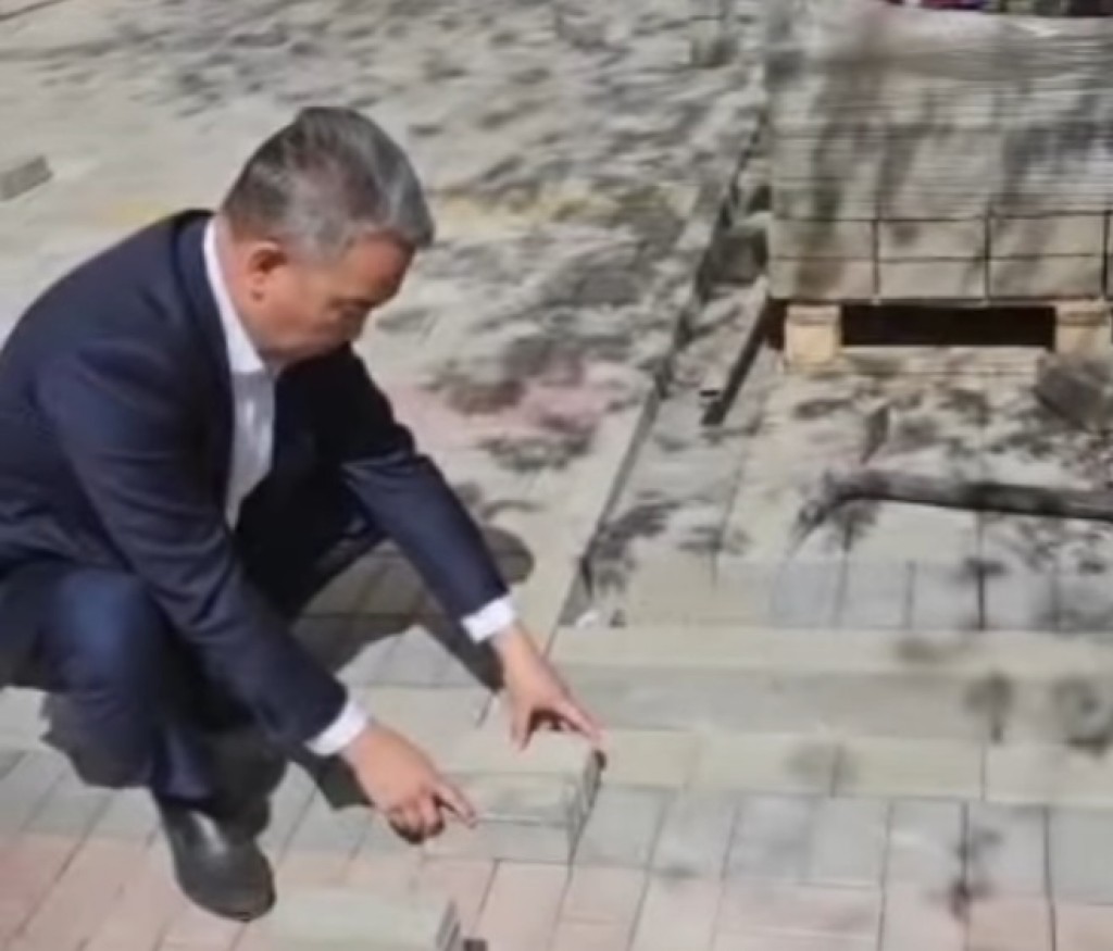 Акиму Караганды приходится показывать подрядчикам, как нужно укладывать брусчатку