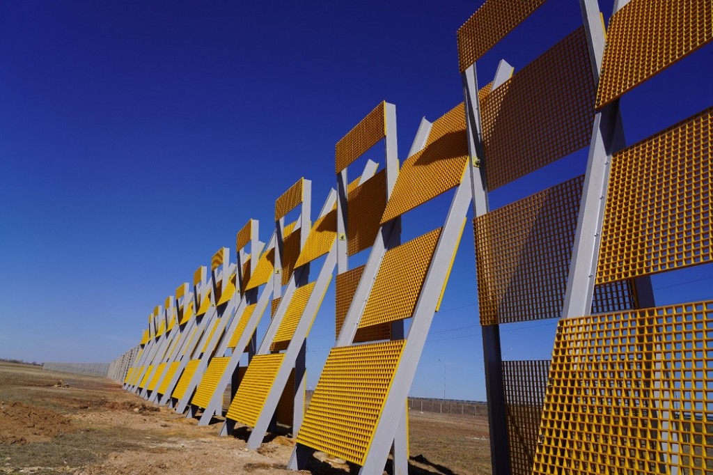 На трассах Карагандинской области устанавливают современные снегозащитные конструкции