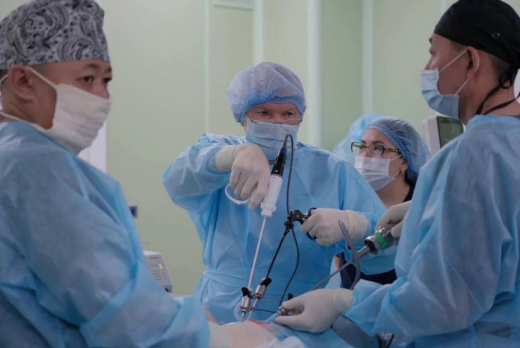 Без границ: международная команда врачей провела уникальные операции детям в Караганде