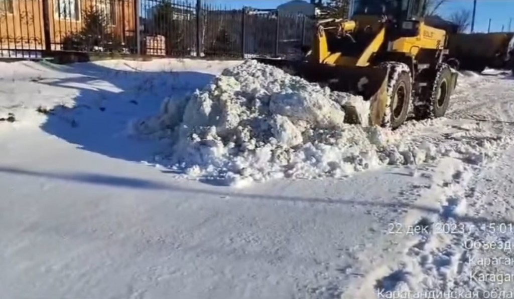 Аким Караганды похвалил коммунальные службы за оперативную уборку снега