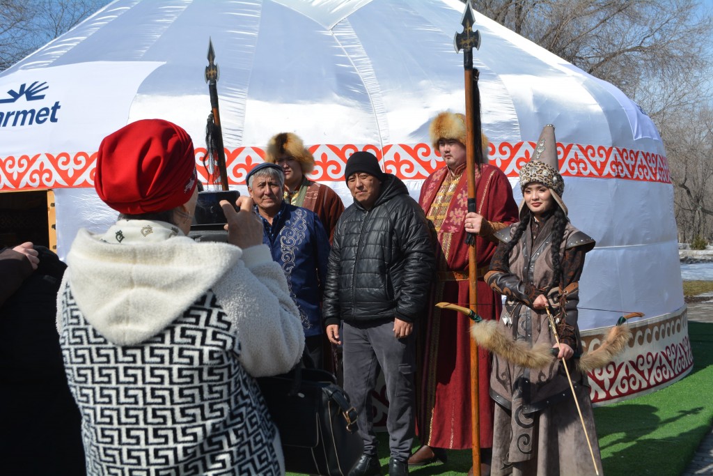 Тепло и солнечно: как проходит Наурыз в Центральном парке Караганды