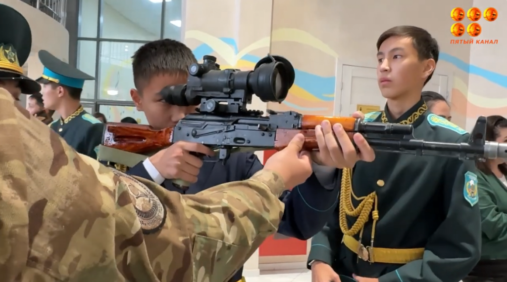 Военный музей привезли в Караганду. Дети навестили ветерана ВОВ Виктора Шелудякова