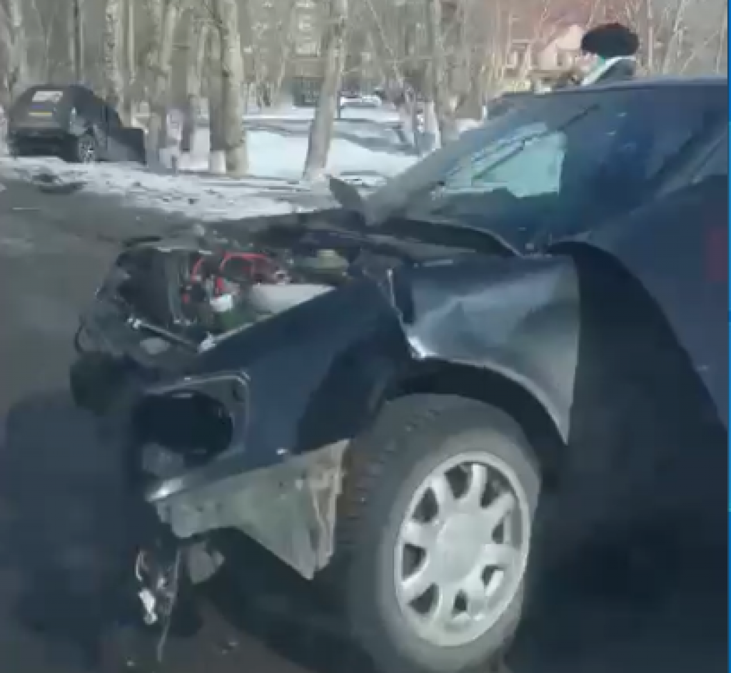 В Караганде во время ДТП автомобиль врезался в дерево