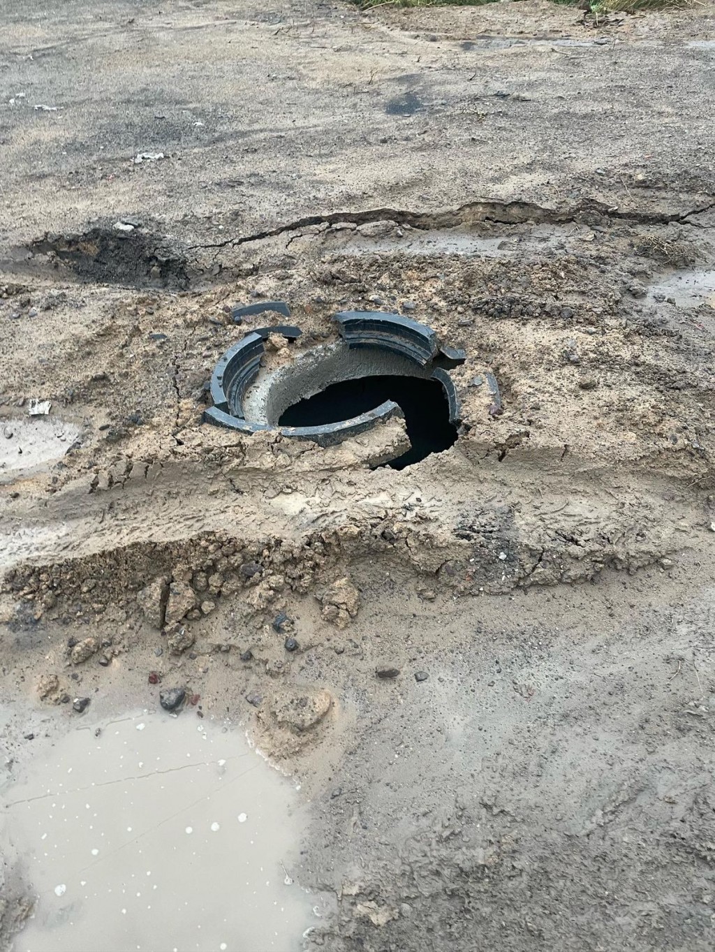 «Проваливаемся в грязь», - карагандинцы жалуются, что после замены труб, ТОО «Караганды Су» не приводит территории в порядок