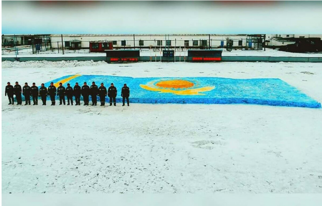 Осужденные создали флаг из снега в Карагандинской области