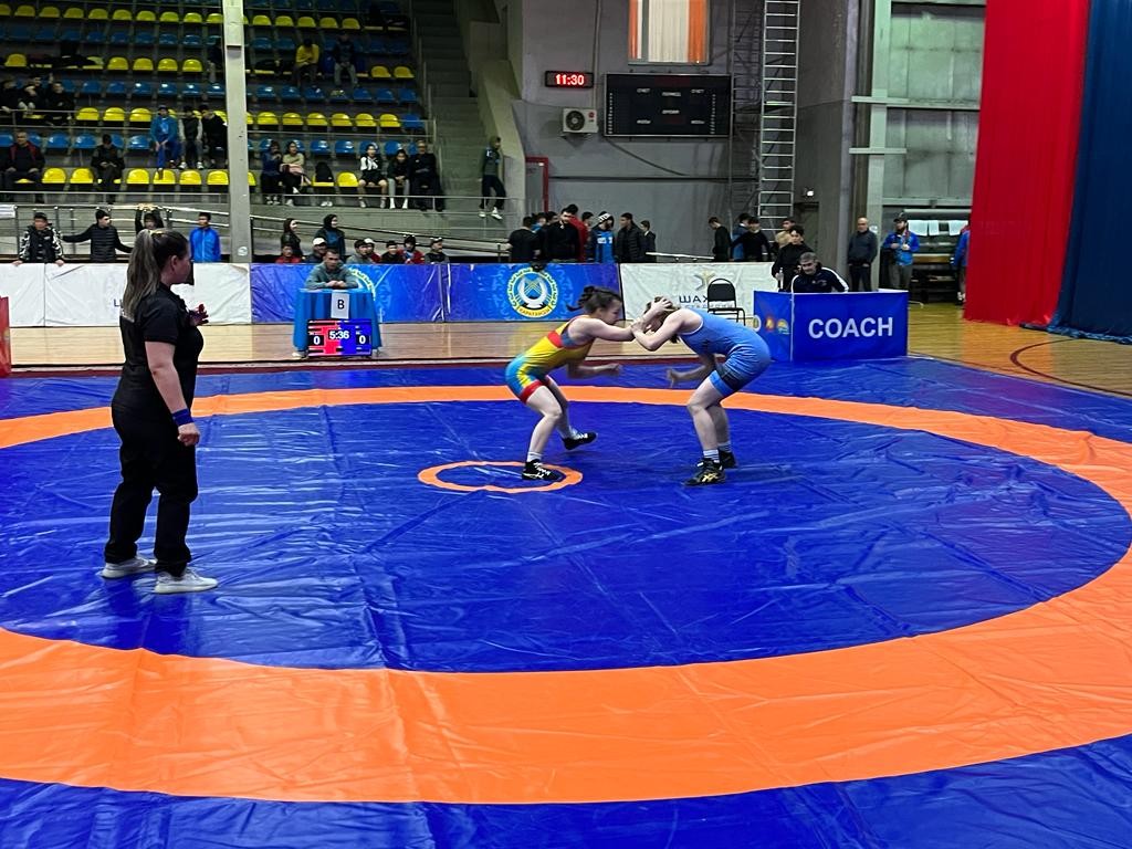 В Караганде проходит республиканский турнир по вольной и женской борьбе