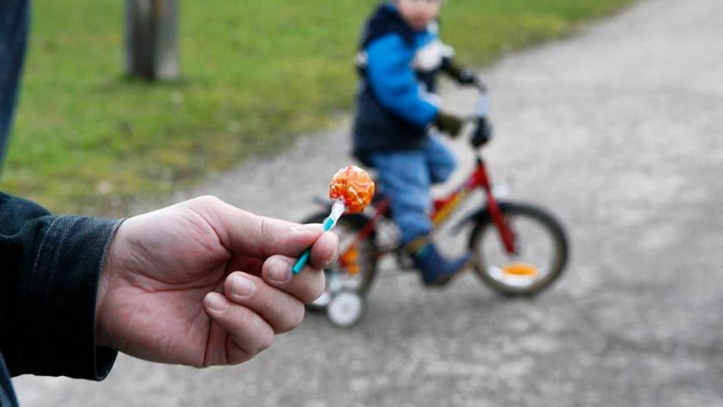 В Балхаше мужчина заманивал детей конфетами и приглашал домой