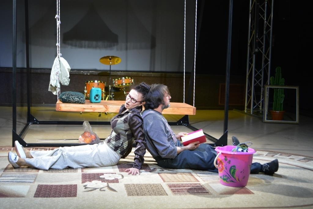 Он, Она и рок-н-ролл: о чем новый спектакль в ТЮЗе Темиртау