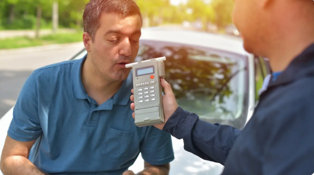 Слухи про проверку пешеходов на алкотестере опровергли в Казахстане