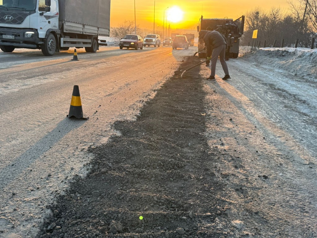 Қарағандыда жолдарды суық асфальтпен шұңқырлы жөндеу басталды