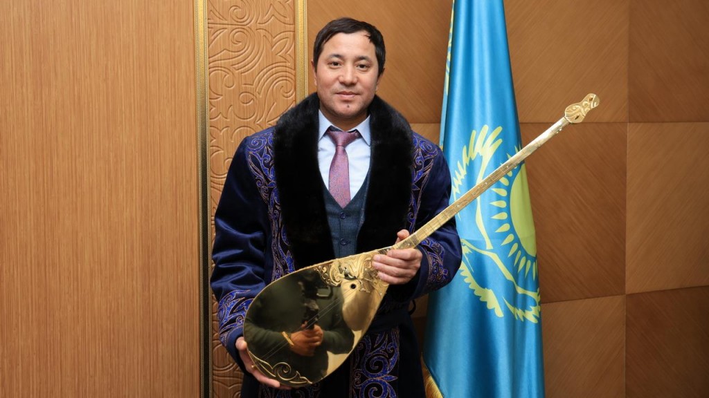 Победителю республиканского айтыса «Алтын домбыра» вручили ключи от трёхкомнатной квартиры