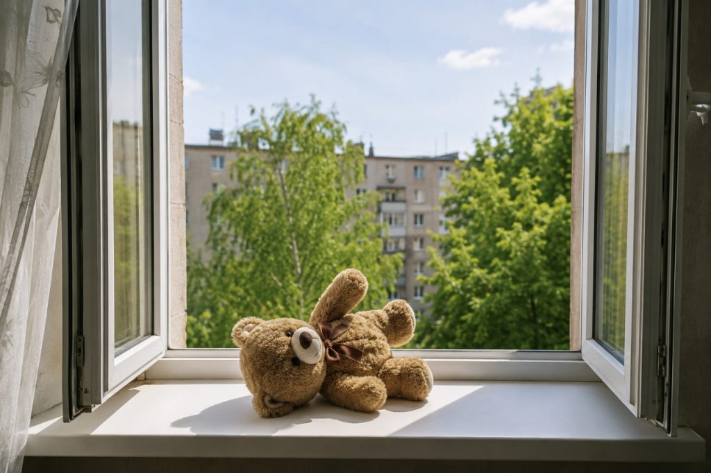 Бала Қарағанды облысының кентіндегі екінші қабаттың терезесінен құлады