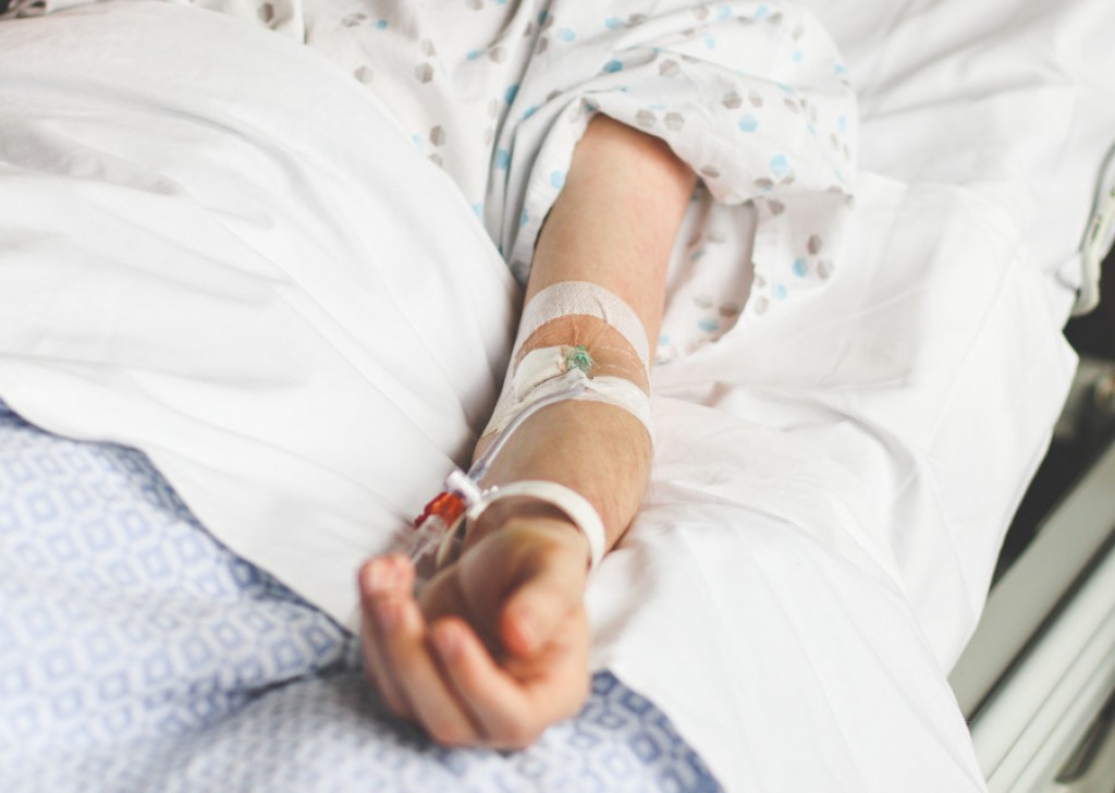 Девочка, выпавшая из окна в Балхаше, находится в тяжёлом состоянии