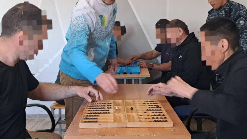 Обучение игре «Тоғыз-құмалақ» проводится в карагандинских колониях
