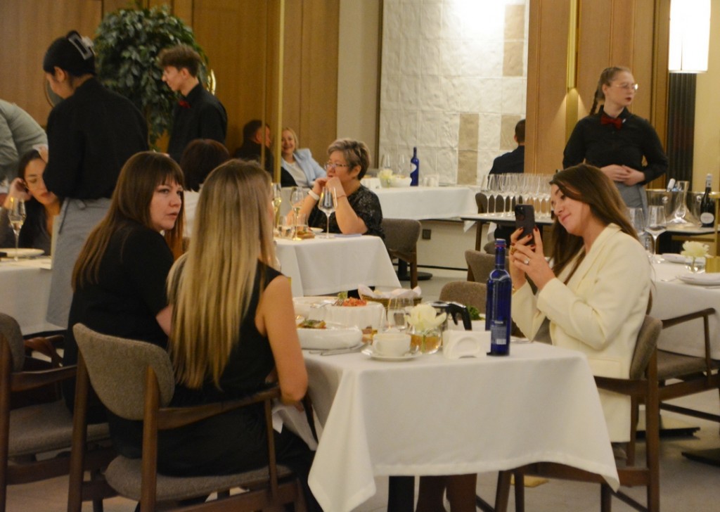 Жас анорексиялық брюнетка жігітпен хат жазысып жатыр, ол оған келіп, онымен жыныстық қатынасқа түсед