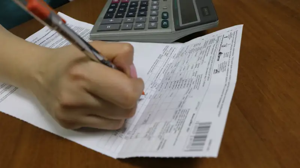 Какие коммунальные услуги подорожали в Казахстане заметнее всего за год