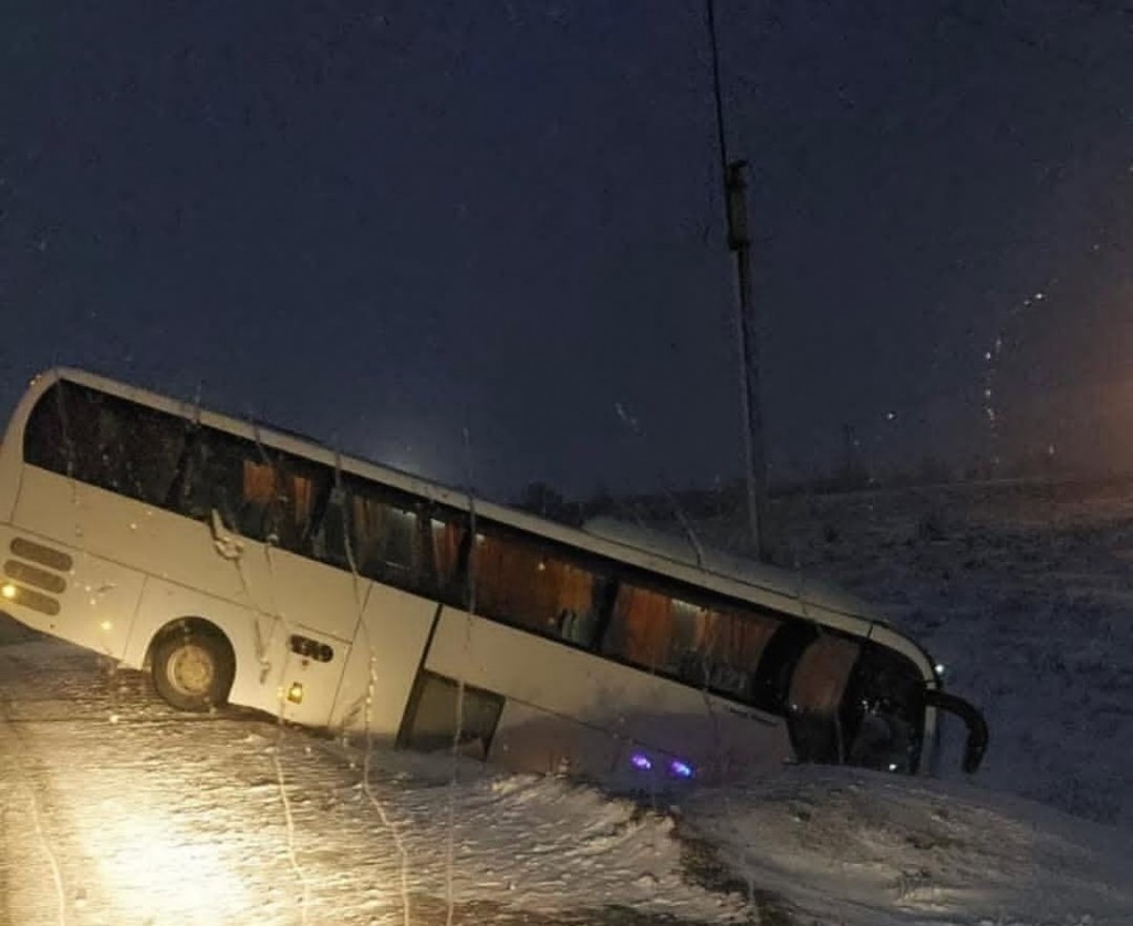 Маршрутный автобус с пассажирами съехал с дороги при выезде из Шахтинска