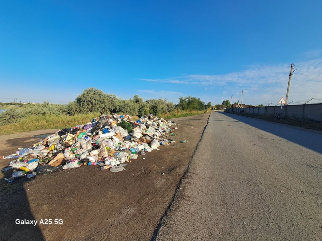 На огромную кучу бытовых отходов рядом с Федоровским водохранилищем жалуются карагандинцы