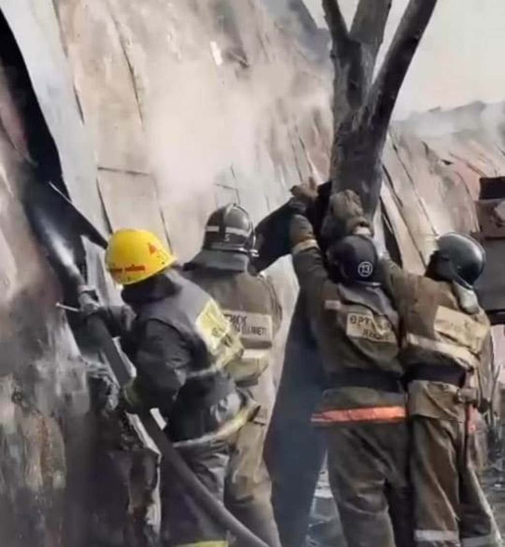 В Караганде сгорел склад макулатуры