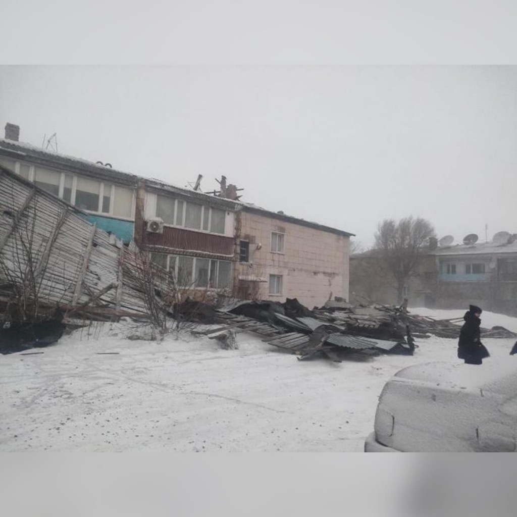В Карагандинской области порывами ветра снесены кровли с четырёх зданий