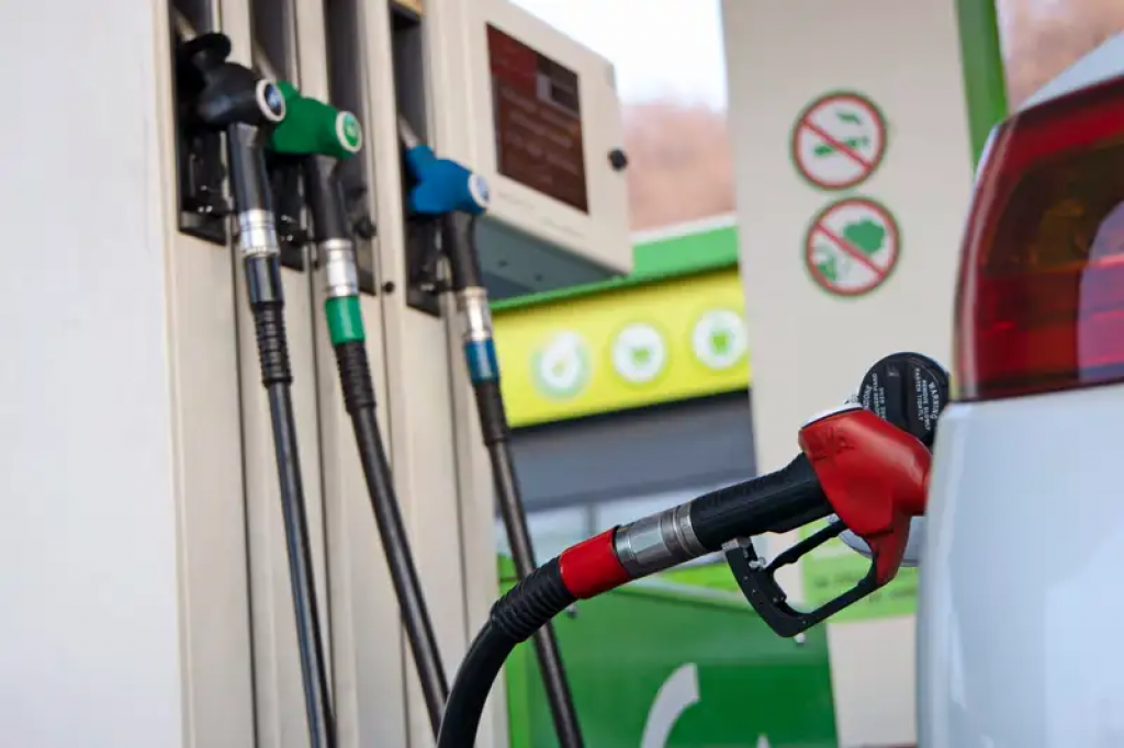 Казахстан ввел запрет на вывоз бензина и дизтоплива автомобильным и железнодорожным транспортом