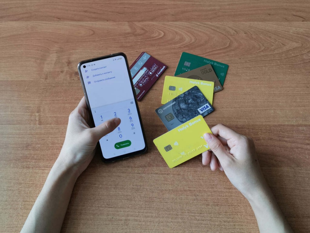 Сельчанин похищал банковские карты, с которых снимал деньги в Карагандинской области