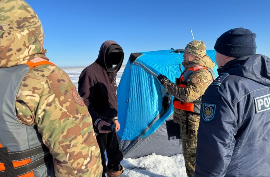 Четверо рыбаков оштрафовали за нарушение безопасности на льду в Карагандинской области