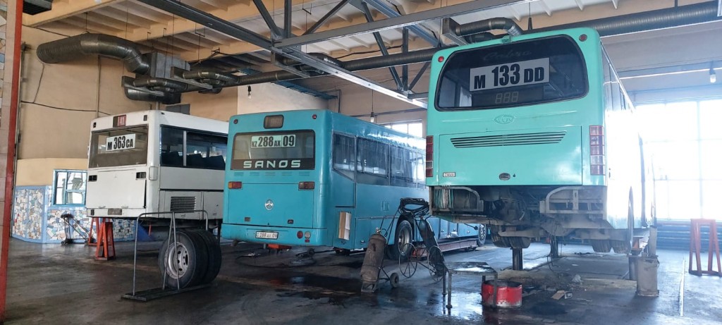 Автобусы есть, водителей нет: о кадровых проблемах и путях решений рассказали руководители крупных автопарков Караганды