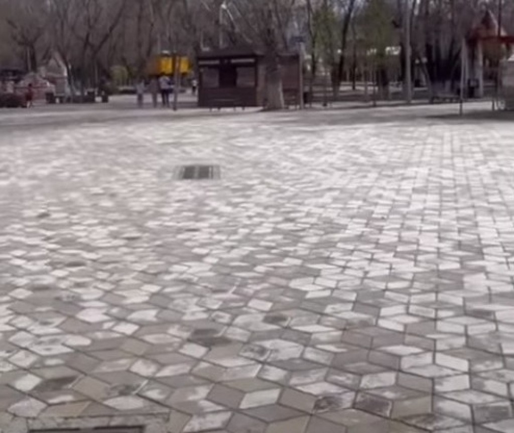 Недочеты выявили на новой брусчатке в Центральном парке Караганды