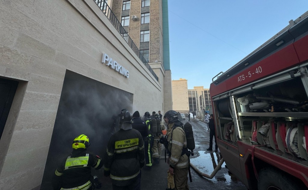 В паркинге одного из жилых комплексов Караганды произошел пожар