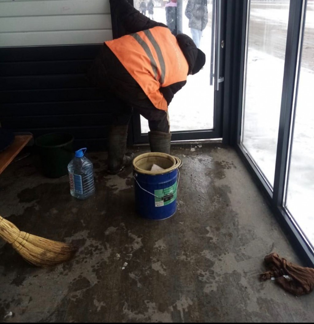 В Караганде приводят в порядок теплые остановочные павильоны