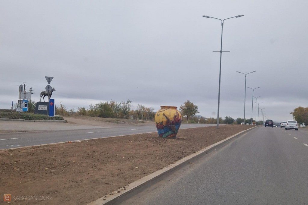 В Караганде на улице К. Маркса установили вазоны и декоративные кувшины