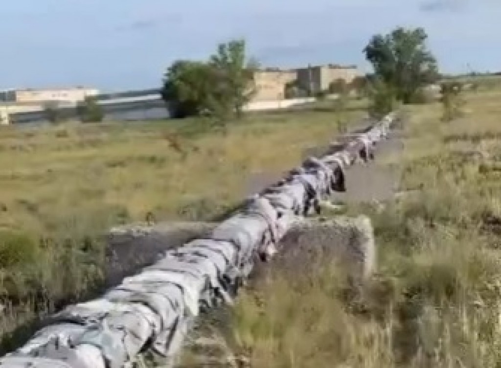 Видео теплосети, замотанной спецодеждой с надписью 