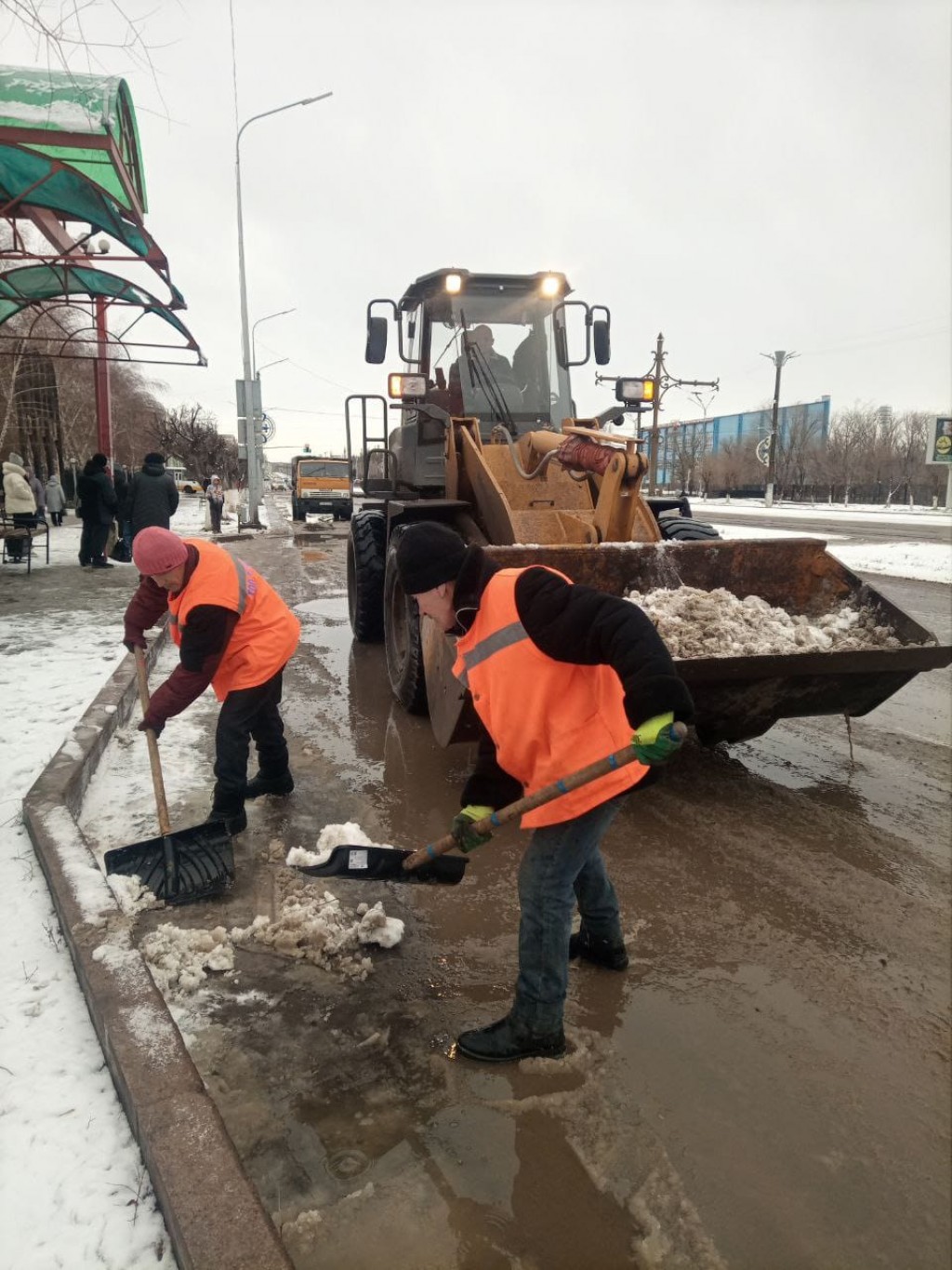 Как сегодня в Темиртау очищают дороги от снега