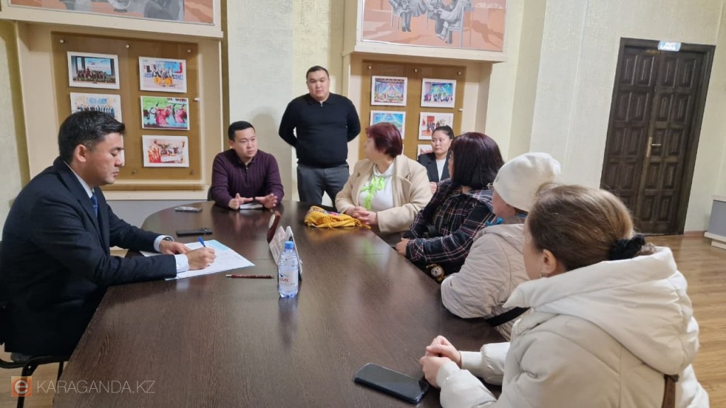 Іргетасы құлайды, қабырғалары кетеді: қарағандылықтар көпқабатты үйдің су басқан жертөлесі туралы айтып берді