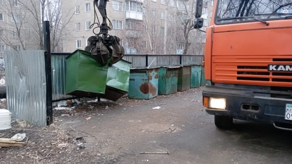 После нареканий акима Караганды «ГорКомТранс» начал ремонтировать и красить мусорные контейнеры