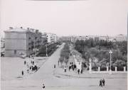 Вид с площади Гагарина на сквер Нового Города и улицу Ленина, 1957 год.