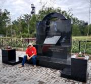 Игорь Баграмов и памятник погибшим на шахте Костенко шахтерам