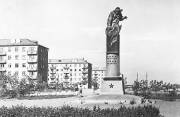 Памятник Нуркену Абдирову в 1965 году.