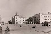 Эвакогоспиталь № 3970/71, действовавший в 1941 —1944 г. в помещении бывшего учительского института (ныне Болашак) Караганды.
Фото 50-х годов.