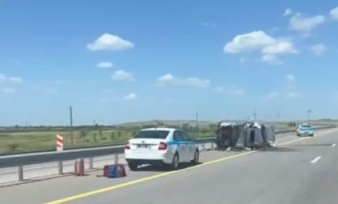 Водитель врезался в отбойник на трассе Караганда — Астана: пять человек пострадали