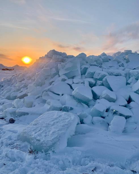 Ледяные торосы: красивое природное явление засняли на озере Балхаш