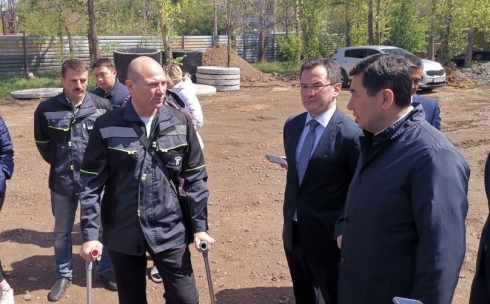 В Караганде Ерлан Кошанов посетил строительство новой поликлиники