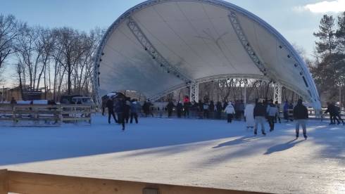 Ледовое покрытие с катка в Центральном парке Караганды увезут на третье озеро