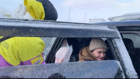 Акимат и предприниматели Темиртау организовали подвоз еды и воды застрявшим на трассе автомобилистам