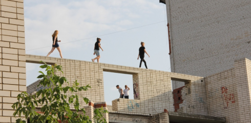 В Темиртау ребенок упал с третьего этажа заброшенного здания