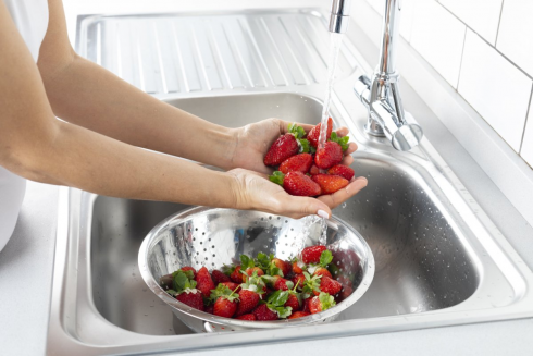 Как снизить риск отравления фруктами и ягодами