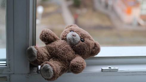 В Темиртау из окна первого этажа выпал трехлетний ребенок